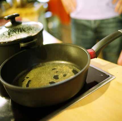 Quando la padella si scalda, la ghiera del manico diventa rossa, indicando così il