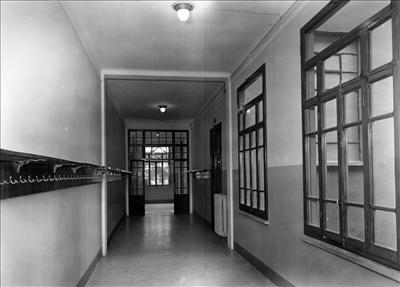Foto 2, uno dei corridoi dell Istituto di Matematica, ancora esistente (sono spariti gli attaccapanni a sinistra) Lungo questo