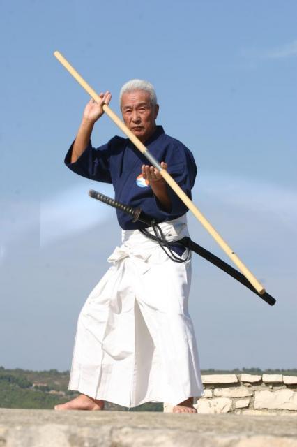 Armi tradizionali giapponesi Il Bo Originariamente con il termine Bo si intendeva il bastone da passeggio dei monaci che veniva usato per la difesa come efficace arma da taglio, arma bianca o oggetto