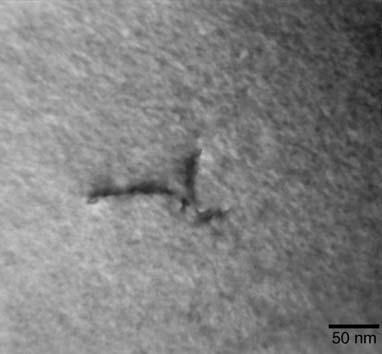 Fig. 1: Acciaio inossidabile 22 Cr 5 Ni, α/γ = 1, rinvenuto a 475 C per 1000 ore [4]. Micrografia TEM di un grano ferritico. Inizio della precipitazione in corrispondenza di una dislocazione. Fig.