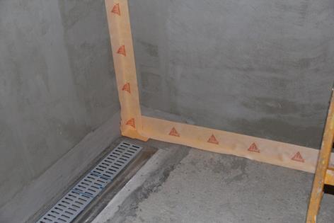 Tutti gli angoli interni, i collegamenti pavimento-parete e i passaggi di tubi devono essere impermeabilizzati con del nastro.