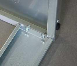 Assemble the two side panels with the lower horizontal panel, using 4 screws M5x10 (EN 7045) (picture 3).