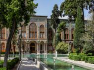 Sotoun e il Palazzo Ali Qapu, antico palazzo degli Scià di Persia che sorge imponente nella grandiosa Piazza Naqsh-e Jahàn.