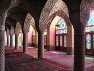 Si prosegue con una passeggiata in piazza Amir Chakhmagh. Cena e pernottamento a Yazd.