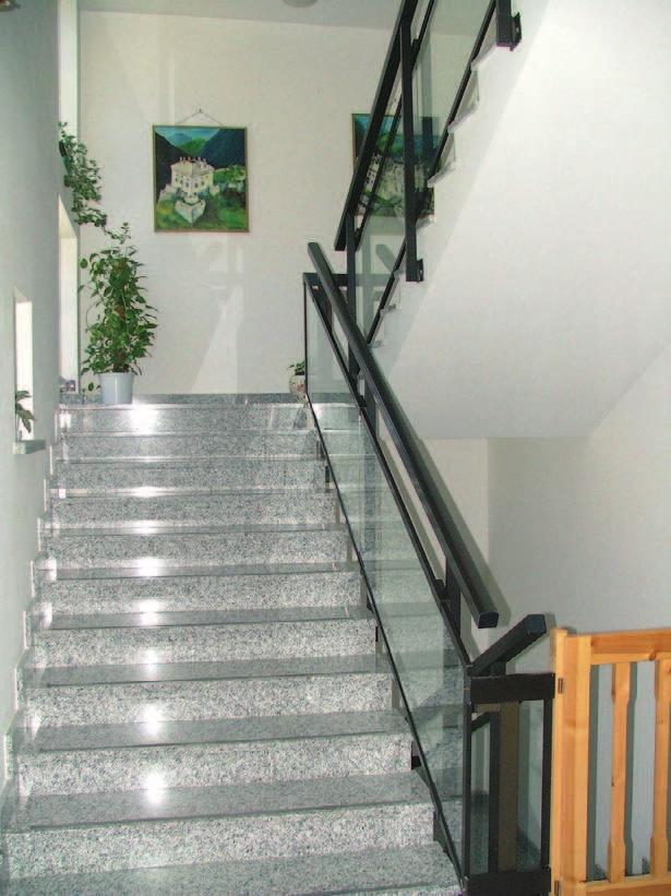 Strutture residenziali per anziani Scale Tutte le scale devono essere almeno di tipo protetto.
