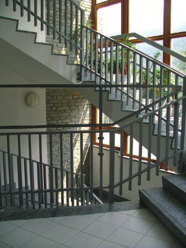 Le scale, sia protette che a prova di fumo, devono immettere, direttamente o tramite percorsi orizzontali protetti, in luogo sicuro all'esterno dell'edificio.