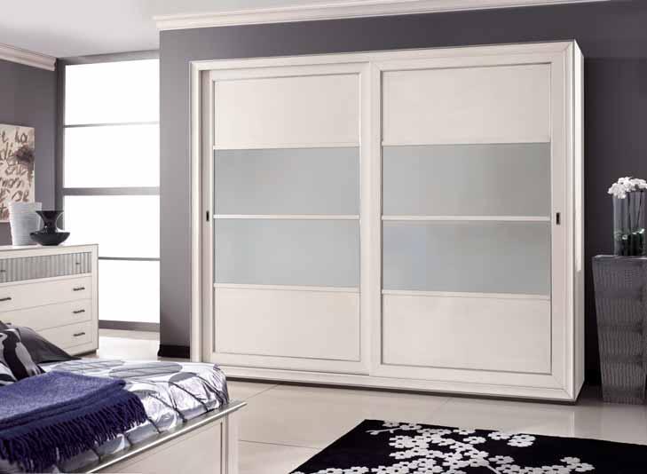 Internal disposition wardrobe. Art.4053/S Armadio 2 ante scorrevoli laccato bianco e foglia argento con vetri acidati.