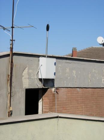 MAR 1: centralina posizionata sul terrazzo di una scuola, sotto il profilo di