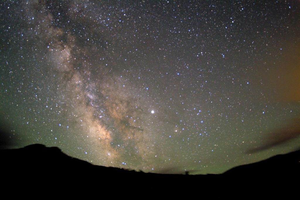 La debole banda di luce della Via Lattea è la luce delle