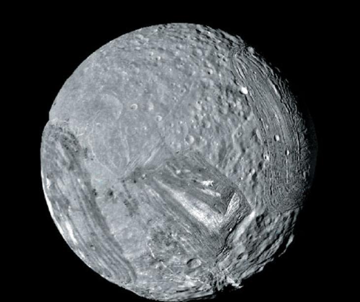 Miranda Tra i satelliti di Urano, Miranda ha una superficie molto strana, parte con