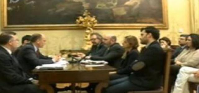 Enrico annuncia che il suo governo si occuperà da subito della riforma della politica «con tempi certi». «In parte legherò la vita del governo al successo di questo obiettivo», dice alla delegazione.