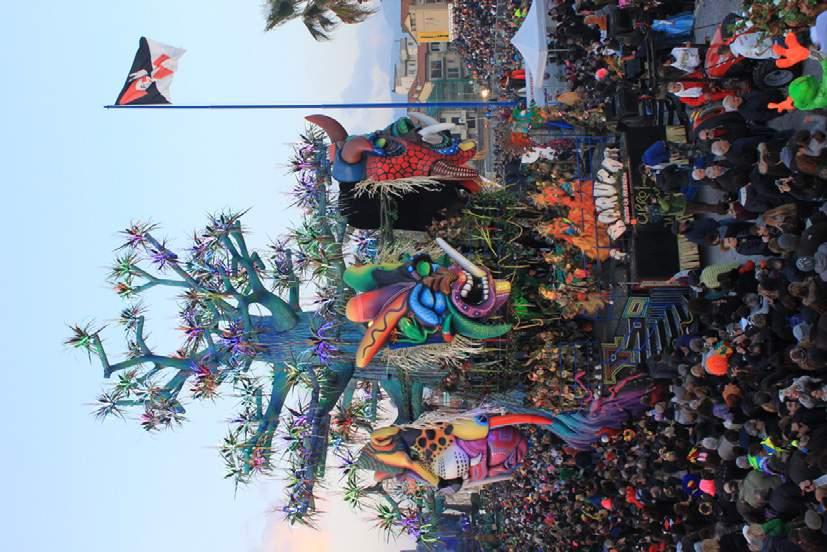 CARNEVALE DI VIAREGGIO 2018 Grandi Corsi Maschera I giganteschi carri allegorici in cartapesta sfilano sui Viali a Mare Sabato 27 gennaio - Ore 16,00 1 CORSO MASCHERATO serale DI APERTURA Domenica 4