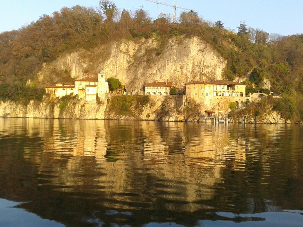 6. L'EREMO DI SANTA CATERINA Esclusiva meta spirituale dal XII secolo arroccata sul lago, un posto da vera meditazione in un contesto suggestivo.