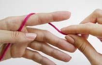 Finger Knitting Montare le maglie Prendi il filo e appoggialo sul palmo della mano destra (o mano sinistra, se sei