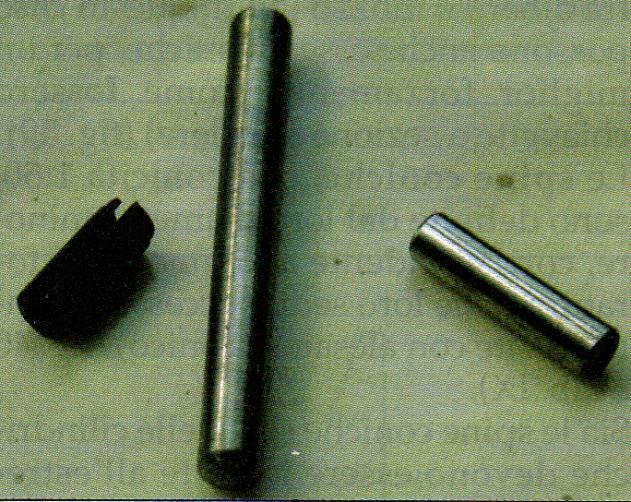 Perni e spine Perni: elementi cilindrici costituenti particolari di macchine, con funzione di fulcro per parti rotanti.
