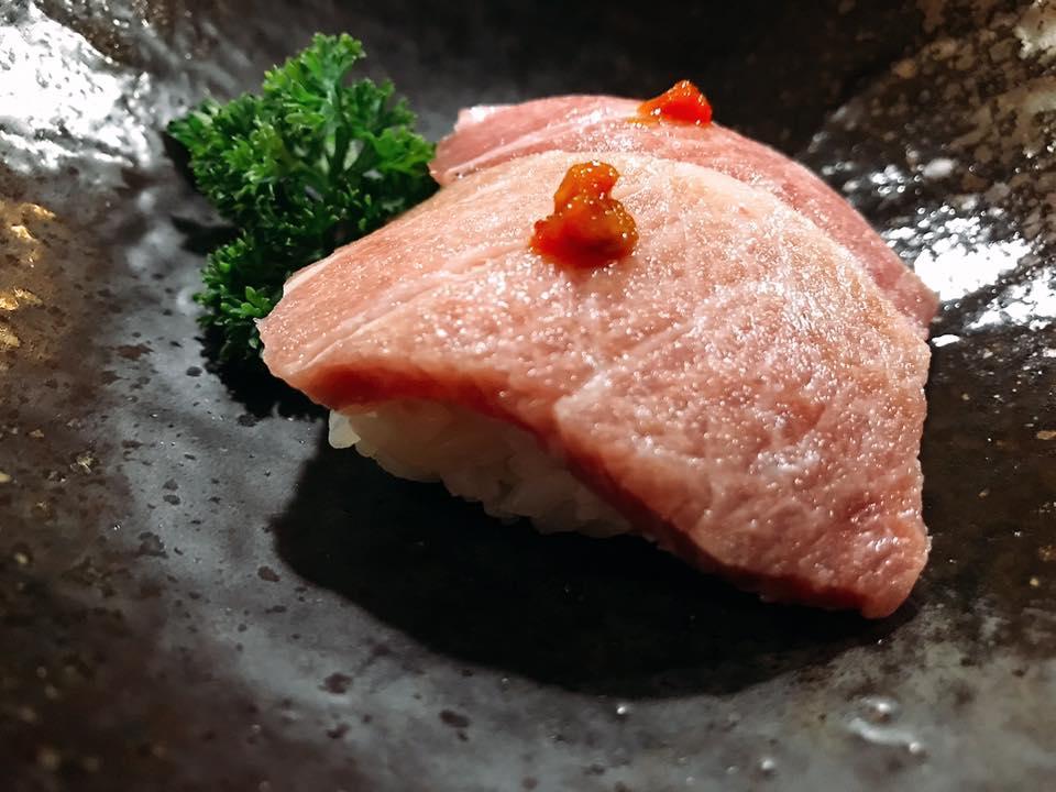 Aka Sushi, Nigiri di Otoro, Ventresca Dorsale di Tonno Rosso Ancora combinazioni tradizionale. Negitoro. Cipollotto verde e Ventresca di Tonno.