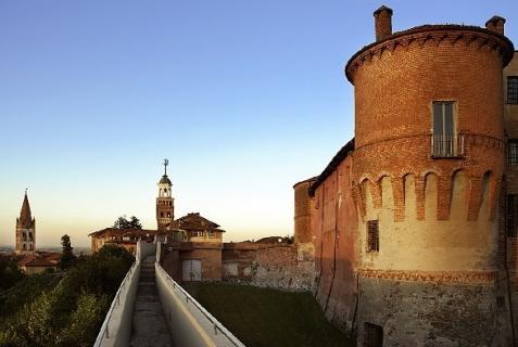CASTIGLIA Residenza dei Marchesi di Saluzzo per quattro secoli, il castello fu edificato per volere del marchese Tommaso I tra il 1270 e il 1286.