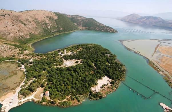 La vista spazia sull azzurro Mar Adriatico fino a raggiungere le coste del Salento leccese; è straordinario ammirare dall alto le selvagge spiagge di sabbia bianca lambite dall acqua cristallina