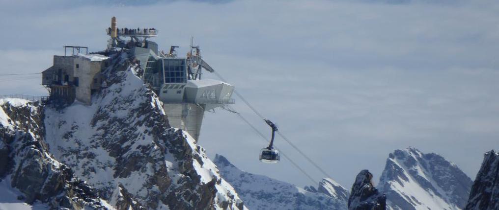 SkyWay Skyway-una vera e propria meraviglia ingegneristica, è una cabinovia rotante a 360 che collega la cittadina di Courmayeur (1220 m),