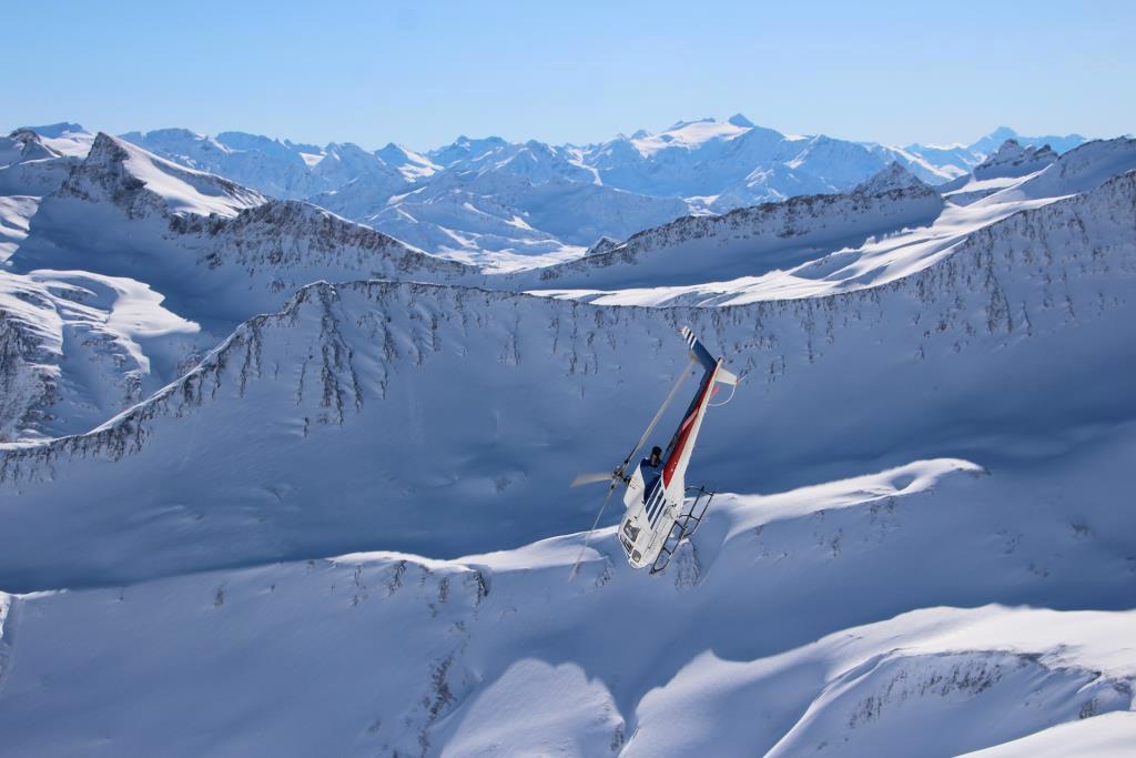 Ruitor, il Cervino e il Monte Rosa. Per maggiori informazioni: GMH Helicopter Service - https://www.