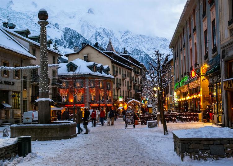 Courmayeur si trova a soli 16 km da Nira Montana. Chamonix, in Francia, è sovente chiamata la capitale mondiale del Mountaineering.