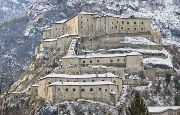 I Castelli della Valle D Aosta* Nel medioevo, la Valle d Aosta era un passaggio obbligato per raggiungere i valichi alpini e la riscossione dei pedaggi era una fonte importante di reddito e di potere.