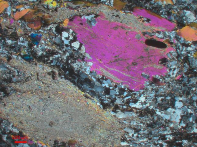 Frequentemente in queste rocce I grandi cristalli di muscovite preservano al loro interno relitti di cianite e sillimanite, che tuttavia risultano completamente sericitizzati nella matrice