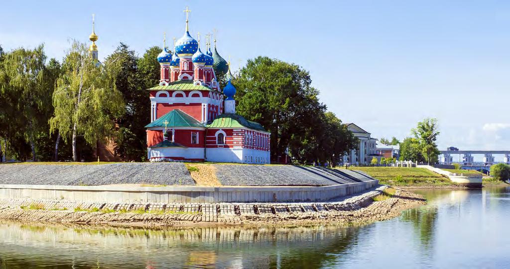 000 abitanti ed è soprattutto un centro turistico; le maggiori attrazioni sono costituite dal vecchio Cremlino (cittadella), di cui rimangono i resti delle mura in pietra, all entrata del quale si