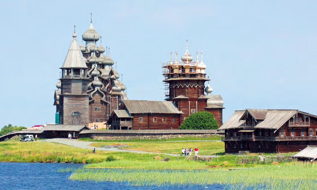 Jaroslavl è rinomata per i suoi artigiani ed altresì per i magnifici affreschi e chiese, quali quella del profeta San Elia, nonché il Monastero della Trasfigurazione.