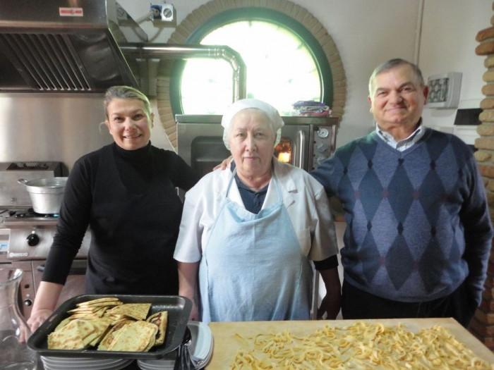 Santo Stefano del Sole, Agriturismo A Casa di Susanna La squadra dell azienda, Susanna Fioretti, mamma Mariangela e papà Giovanni di Serena De Vita A casa di Susanna.