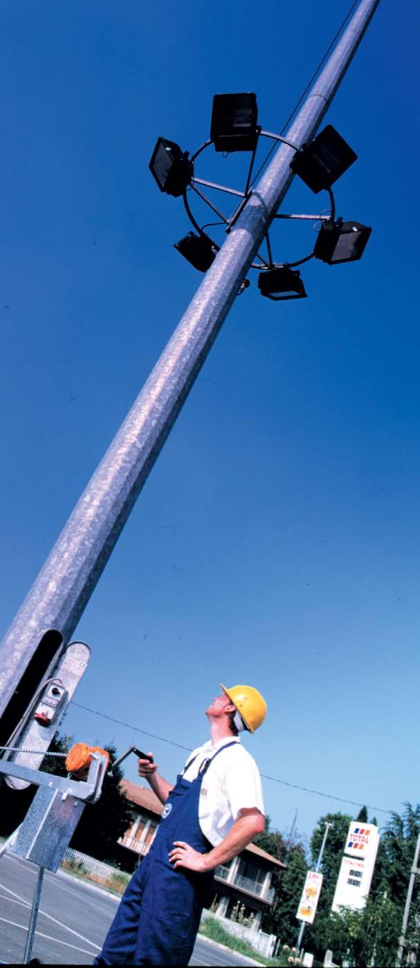 pag 25 Torri portafari Lighting masts with mobile panel/manual Torri portafari a pannello mobile su guida esterna, a movimentazione manuale, idonee per piccoli e medi impianti di illuminazione, con