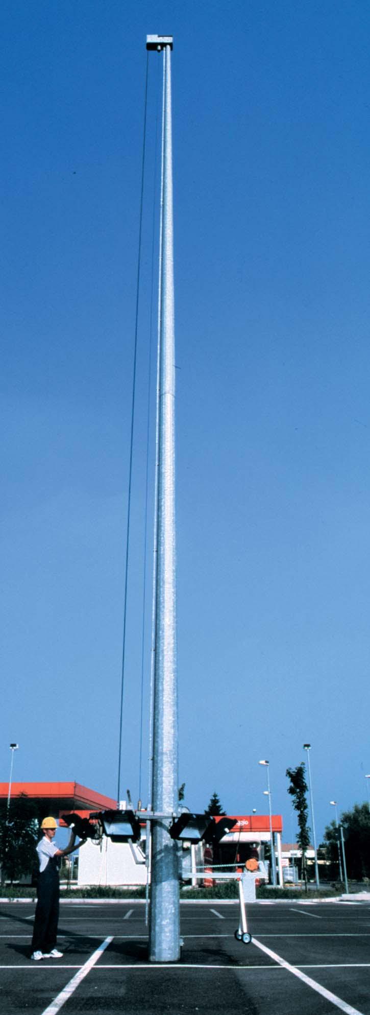 pag 26 Torri portafari Lighting masts costituite essenzialmente da: Stelo monotubolare di forma troncoconica a sezione poligonale, in acciaio zincato a caldo, composto da 2 o più tronchi innestabili
