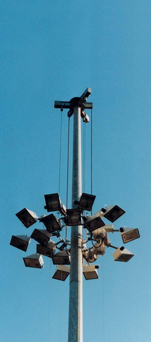 pag 17 Torri portafari Lighting masts with mobile crown L utilità della torre a corona mobile per l illuminazione di grandi aree è oramai universalmente riconosciuta.