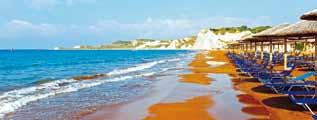 Vanta una stupenda spiaggia di sabbia, incorniciata da una pineta, a 37 km da Argostoli e 12 km dal villaggio di Poros.