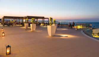 Hotel: dispone di reception con Wi-Fi, salone, ristorante principale Athina, ristorante vicino alla piscina Porta di Mare, ristorante à la Carte The Teatro, diversi bar, piscina esterna di 1.