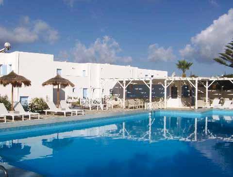 HOTEL CONTARATOS BEACH 4 H Naoussa / www.contaratosbeach.gr Posizione: situato a 40 m dalla spiaggia, a 850 m dal centro di Naoussa ed a 12 km dal porto di Parikia.