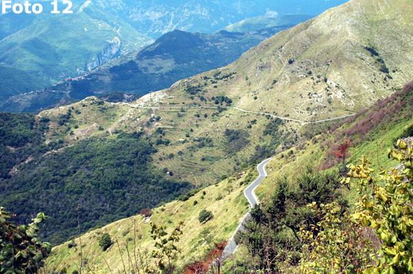 ma solo con un fuoristrada a salire fino al passo Teglia dove un tornante destro da inizio alla discesa.