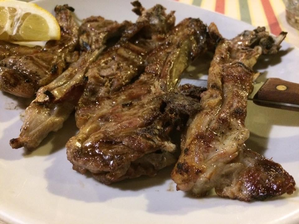 Tra i secondi piatti si impone la carne, con una griglia sempre accesa. Fa eccezione il coregone (i laghi di Albano e di Nepi sono a due passi) che viene utilizzato anche per i primi piatti.