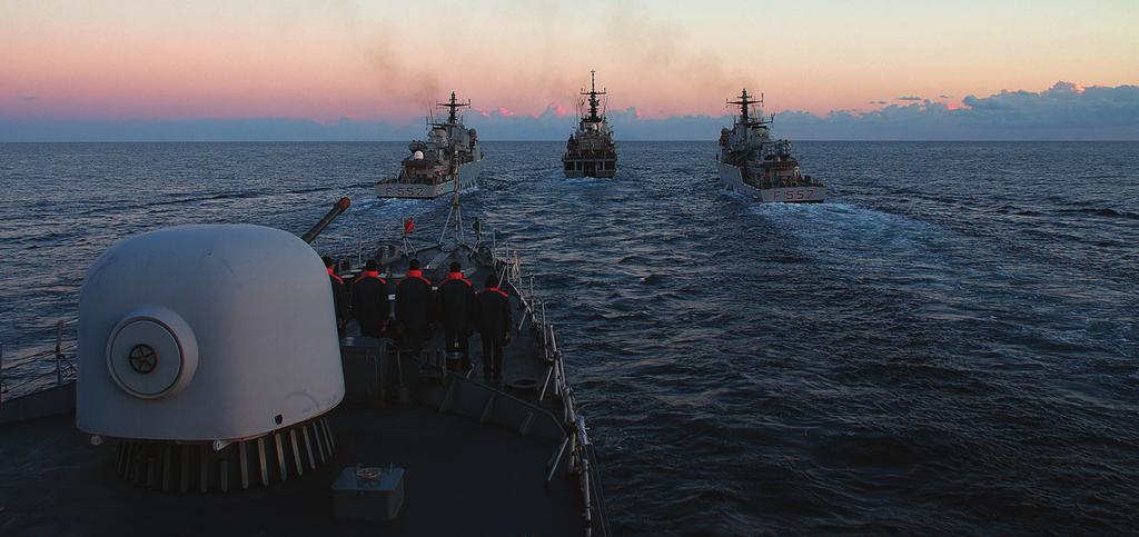 Mar Mediterraneo, 28 febbraio 2014 - Personale schierato durante la cerimonia di appoggio per l ammaina bandiera solenne, a bordo di nave Sfinge.