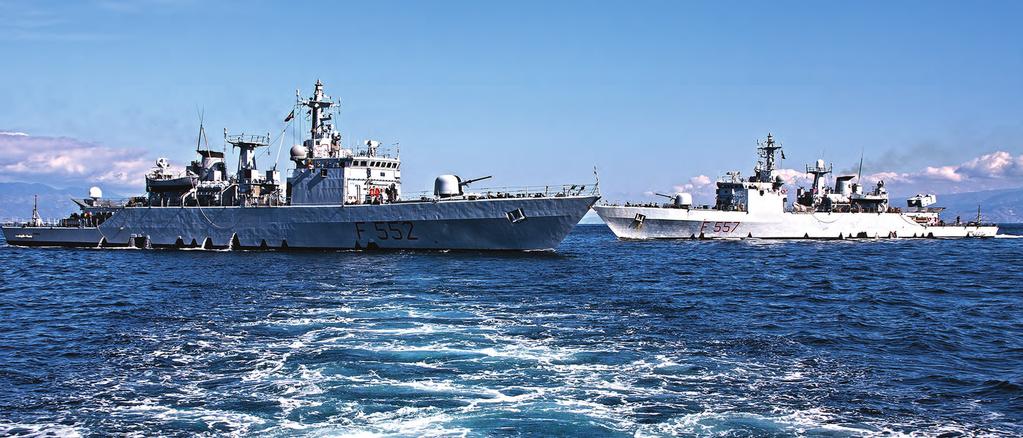 In alto : Mar Mediterraneo 28 febbraio 2014 da sinistra nave Urania e nave Fenice durante delle manovre cinematiche.