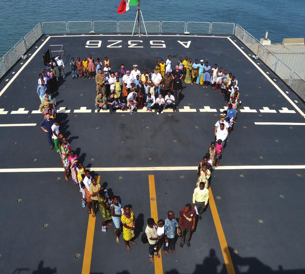 Ospedale di nave Cavour in sosta in porto a Tema, Ghana, 8. Equipe di volontari della fondazione Operation Smile Italia onlus che hanno operato in Ghana.