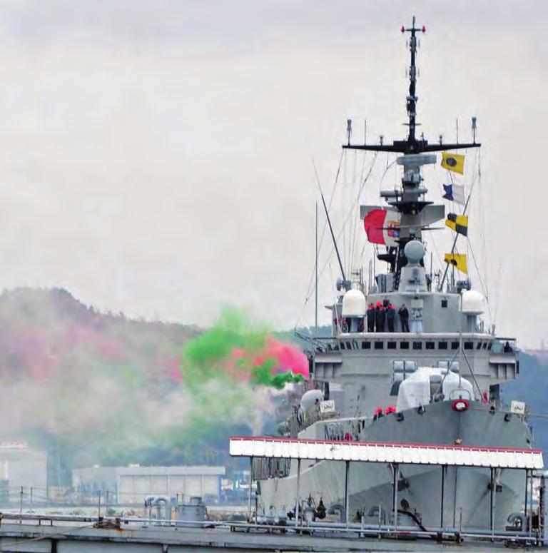 La Spezia, 26 febbraio: la fregata Libeccio al termine della manovra di ormeggio al molo Varicella dell Arsenale militare festeggia con fumogeni