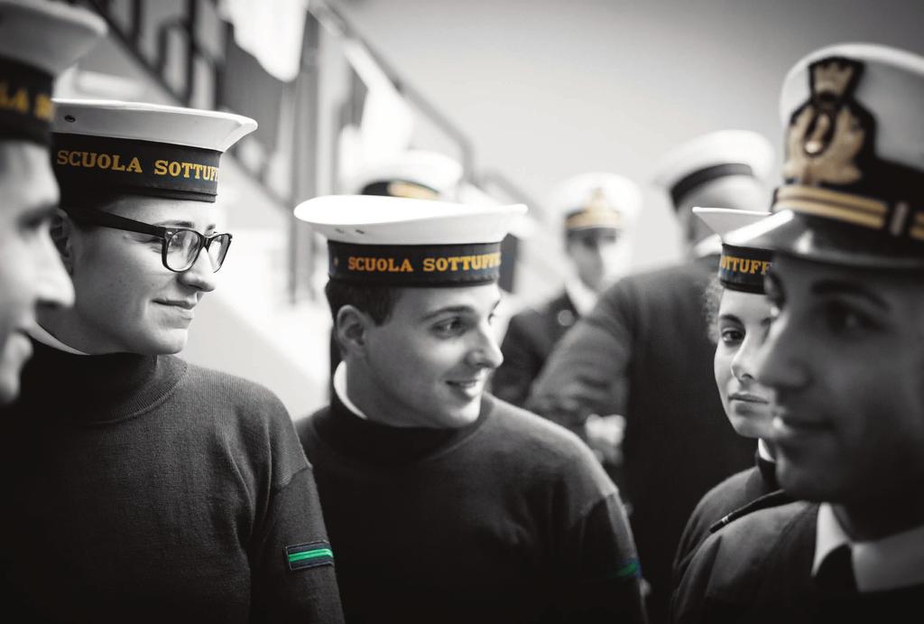 Le scuole sottufficiali della Marina Militare di Carlo Disma fotografie di Gabriele Lenzi Taranto, 21 gennaio. In primo piano da sinistra: gli allievi di 1^ cl.
