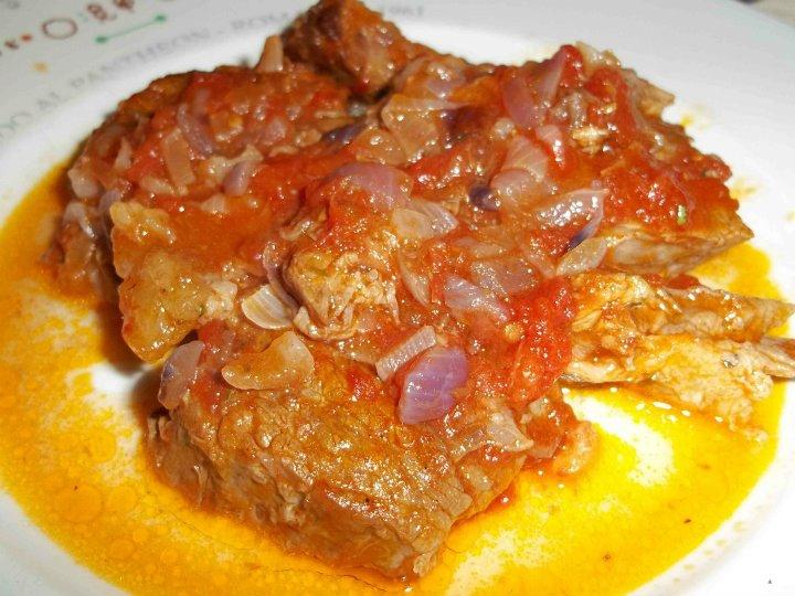 Picchiapo, l allesso Altrimenti, il lesso di manzo si ricicla tradizionalmente alla Picchiapò, ripassandolo cioè in una salsa di cipolle stufate con il pomodoro.