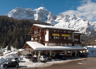 02; 11.03-01.04; B: 26.12.17-07.01.18; C: 03.02-10.03. Situare: in centrul statiunii Cortina d Ampezzo (115 km partii), la 200 m de skilift.  Atentie!