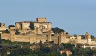 CASTELLO DI GRADARA Il colle di Gradara, con la sua maestosa Rocca circondata da un piccolo borgo medievale e da una doppia cinta muraria, merita una visita!