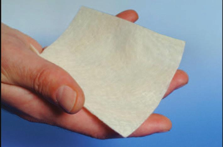 Medicazione a base di alginato Piastra costituita da fibre di alginato di calcio e sodio o carbossimetilcellulosa disposte verticalmente rispetto al piano di applicazione.