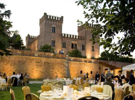 Struttura: CASTELLO DI BEVILACQUA Euro 310 A COPPIA Euro 310 A COPPIA 1 notte in junior suite nel castello Prima colazione a buffet Bottiglia di