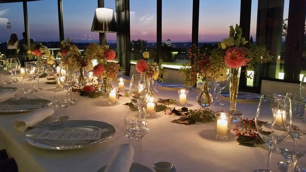 TAILORED BANQUETING Per occasioni speciali, banchetti d'affari, cocktail o ricevimenti privati, invitate i vostri ospiti a unirsi a voi nel nostro accogliente salotto, La Littérature o presso La