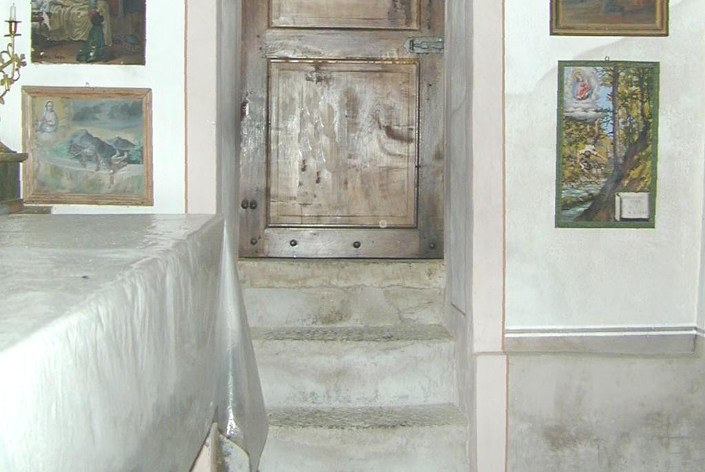 Ex-voto dipinti su tavolette di legno o su tela (a sinistra) e in tessuto ricamato e decorato con immagini religiose e filigrane di carta (a destra) esistenti a
